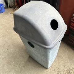 リサイクルゴミ箱の画像