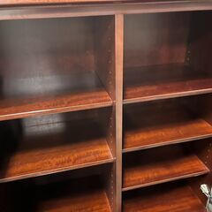 KUWAYA 久和屋 木製 飾り棚 本棚 食器棚 収納棚 ガラス扉 幅85cm×奥行46cm×高さ126cm の画像