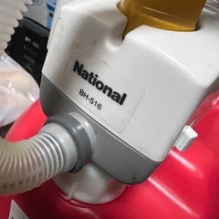 灯油タンク２つと電池ポンプの画像