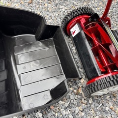 手動芝刈り機 赤黒　キンボシ　ハッピーバーディーモアーDX ローンスパイク付きの画像