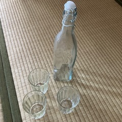 ガラス器4点　ボトル1本とシンプルで使いやすいコップの画像