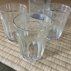 ガラス器4点　ボトル1本とシンプルで使いやすいコップの画像