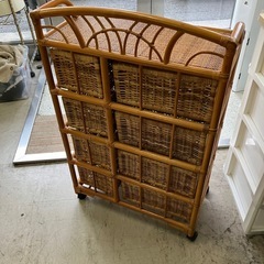 O2511-076 キャスター付きラタンチェスト4段 中古の画像