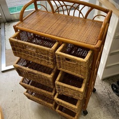 O2511-076 キャスター付きラタンチェスト4段 中古の画像