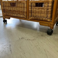 O2511-076 キャスター付きラタンチェスト4段 中古の画像