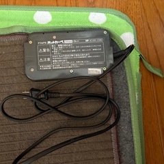 1畳用のホットカーペットとラグ2枚のセットの画像