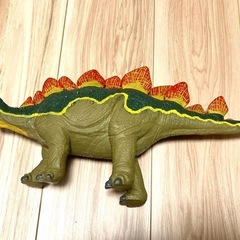 恐竜ソフビ2体（ティラノサウルスとステゴサウルス）の画像