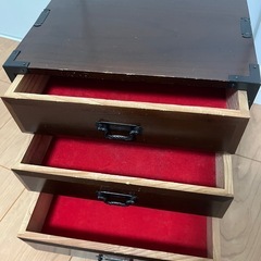 レトロな木製３段卓上箪笥の画像