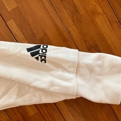 adidasトレーナーの画像