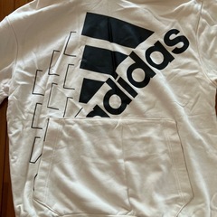 adidasトレーナーの画像