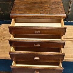 アンティークキャビネットの画像