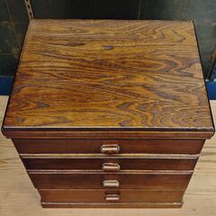 アンティークキャビネットの画像