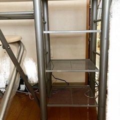 スタイリッシュな椅子と細長いテーブル(約120cm×約39cm×約88cm))の画像