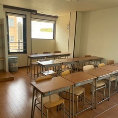 学校の机と椅子のセット(学習塾で数年使用)の画像