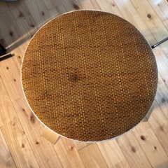 オレンジの可愛い丸椅子　の画像