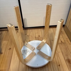 オレンジの可愛い丸椅子　の画像