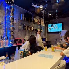 お洒落なガールズバーのカウンターレディの画像