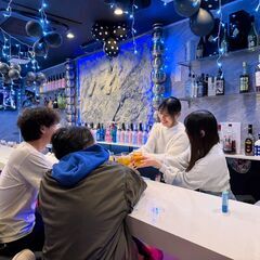 お洒落なガールズバーのカウンターレディの画像