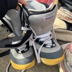 (取引中)
女性用スノーボード、靴2 、ケースの画像