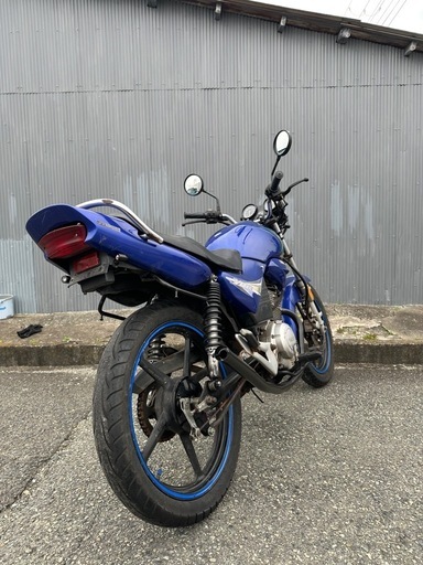 ヤマハ　YBR125 カスタム 実働 かなり良い音しますよ！ キャブ、タイヤ等々新品交換 マフラー溶接加工 最短で即日の配送も可能ですのでご相談ください！ 通勤、通学、練習に4ストマニュアル車いかがですか？ かっこいいネイキッドスタイル 転売OK！ 今日購入するので配送サービスしてください！みたいなやりとりがしたい