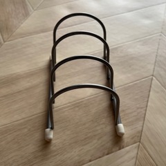 美品 お皿、まな板、鍋ふたなどにも。色々使えるディッシュスタンド2つの画像