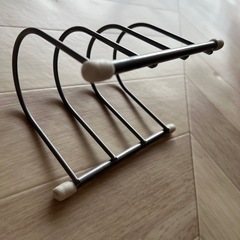 美品 お皿、まな板、鍋ふたなどにも。色々使えるディッシュスタンド2つの画像