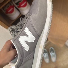 5ペアのスニーカーの画像