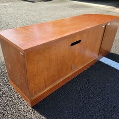 大型テレビも置けるカリモク製木製ボードの画像