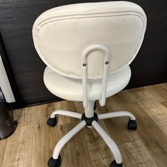 ニトリ オフィスチェア ホワイトの画像