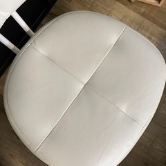ニトリ オフィスチェア ホワイトの画像
