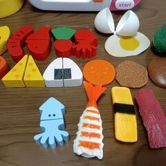 ままごとセット　おもちゃの電子レンジ　木のたべもの　コップがさね等の画像
