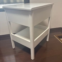 ベットサイドテーブル　白　の画像