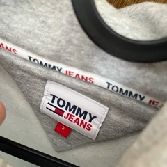 tommy jeans パーカー　グレーの画像