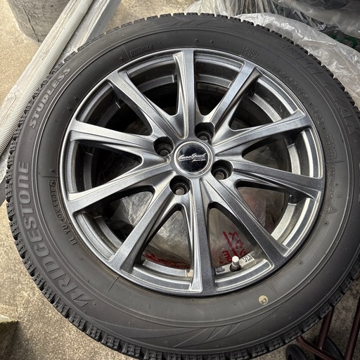 BRIDCESTONE BLIZZAK VRXタイヤスタッドレス175/65R15アクアで使用