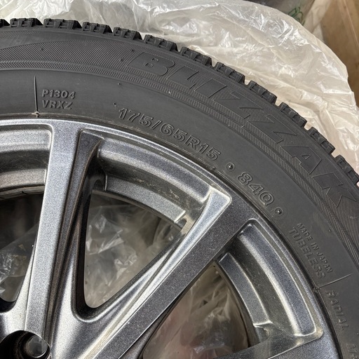 BRIDCESTONE BLIZZAK VRXタイヤスタッドレス175/65R15アクアで使用