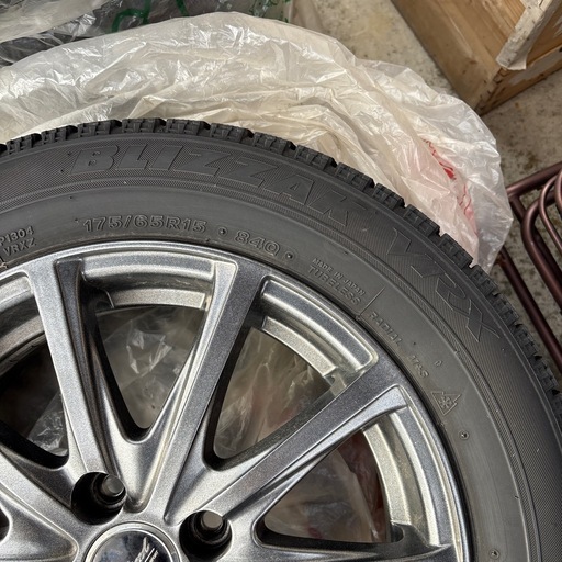 BRIDCESTONE BLIZZAK VRXタイヤスタッドレス175/65R15アクアで使用