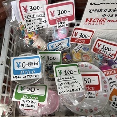 お皿や雑貨、消しゴム、ボールペン、文房具いろいろの画像