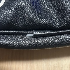 【GUESS】ロゴ入りバックパック ブラック レディース・メンズ兼用の画像