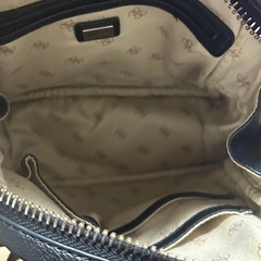 【GUESS】ロゴ入りバックパック ブラック レディース・メンズ兼用の画像