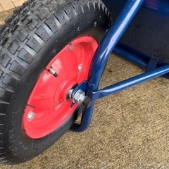 美品一輪車ネコ浅型(値下げ交渉受け付けます)の画像