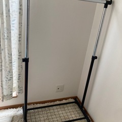 高さ調整可能なハンガーラックの画像