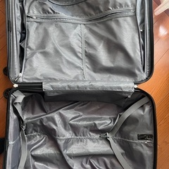 赤色スーツケース（約51L／1週間分）の画像