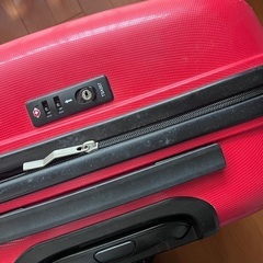 赤色スーツケース（約51L／1週間分）の画像