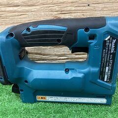 【SIW】makita マキタ ST312DRG 18V充電式タッカ バッテリー1個、充電器付き【中古動作品】の画像
