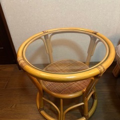 籐製の椅子とテーブルセットの画像