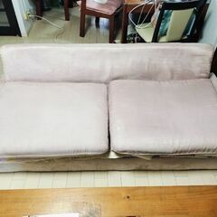 ピンクのソファ