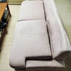 ピンクのソファの画像