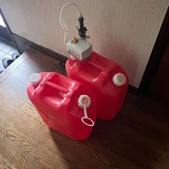 灯油タンク２つと電池ポンプの画像