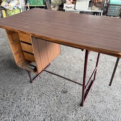 昭和レトロな学習机の画像
