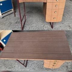 昭和レトロな学習机の画像